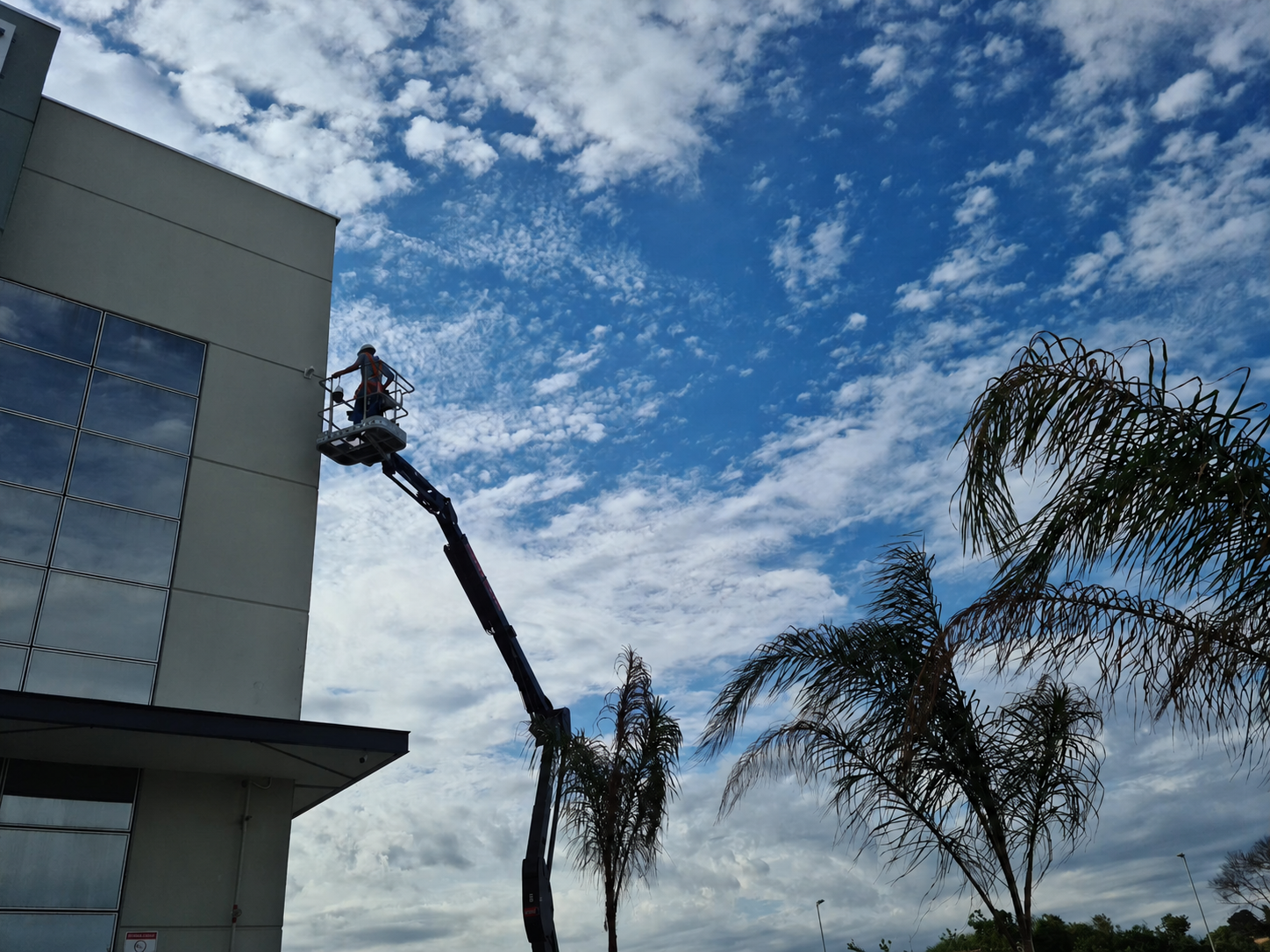Instalação externa de CFTV com plataforma elevatória no Rio de Janeiro